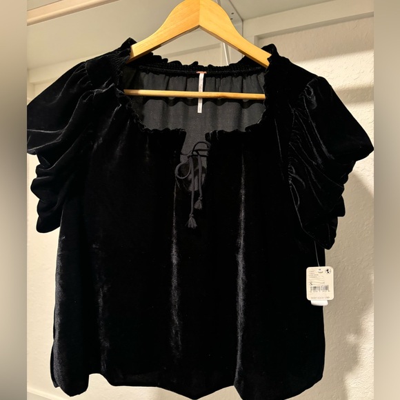 NWT FREE PEOPLE TERESE VELOUR CROP TOP IN BLACK
S - Picture 6 of 12
